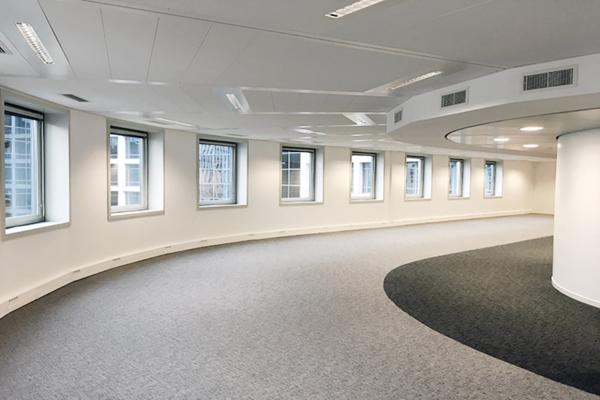 Bureaux à louer à Courbevoie dans immeuble moderne avec ERP possible