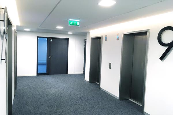 Bureaux à louer à Courbevoie dans immeuble moderne avec ERP possible