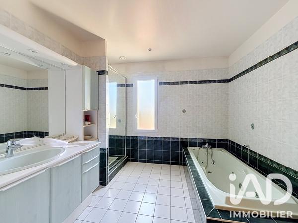 Maison à vendre 6 pièces 170 m² Neuville-de-Poitou