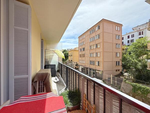 F2 centre-ville avec terrasse ascenseur