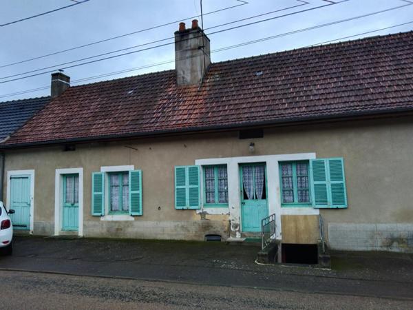 Lot d'une maison  112 m2 A RENOVER  +hangars