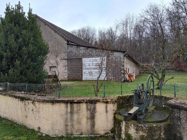 Lot d'une maison  112 m2 A RENOVER  +hangars