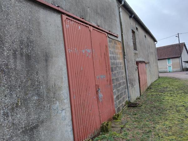 Lot d'une maison  112 m2 A RENOVER  +hangars