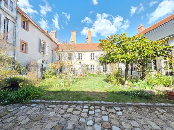 Vente
                Maison353 m² - 12 Pièces -
                    CHATEAUNEUF SUR LOIRE (45110)