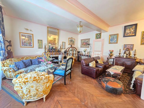 Vente
                Maison353 m² - 12 Pièces -
                    CHATEAUNEUF SUR LOIRE (45110)