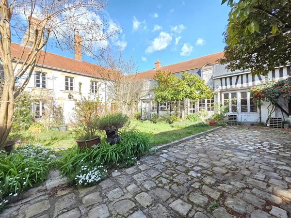 Vente
                Maison353 m² - 12 Pièces -
                    CHATEAUNEUF SUR LOIRE (45110)