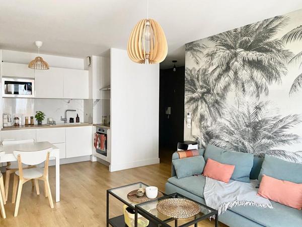 T3 de standing meublé avec grand balcon, parking et matériaux de qualité ? à deux pas des Quais de Bordeaux