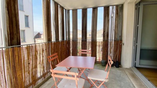 T3 de standing meublé avec grand balcon, parking et matériaux de qualité ? à deux pas des Quais de Bordeaux