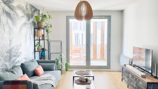 T3 de standing meublé avec grand balcon, parking et matériaux de qualité ? à deux pas des Quais de Bordeaux