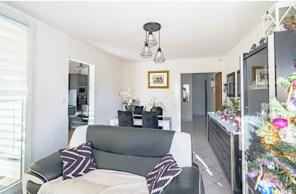 Sur Istres, Appartement de type 4 entièrement rénové avec balcon et cave