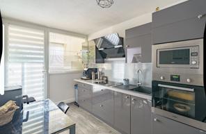 Sur Istres, Appartement de type 4 entièrement rénové avec balcon et cave