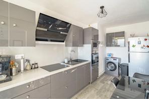 Sur Istres, Appartement de type 4 entièrement rénové avec balcon et cave