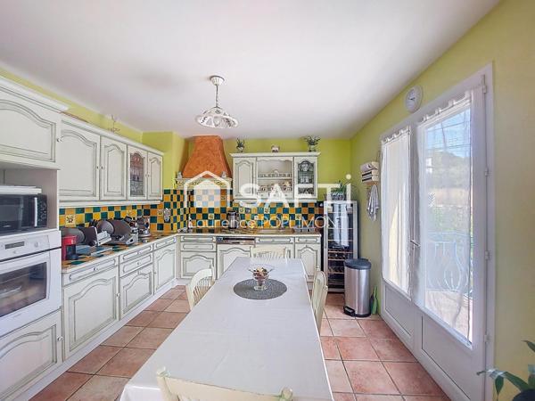 Maison spacieuse – 182 m²  – avec piscine, garages, carport, potentiel locatif.