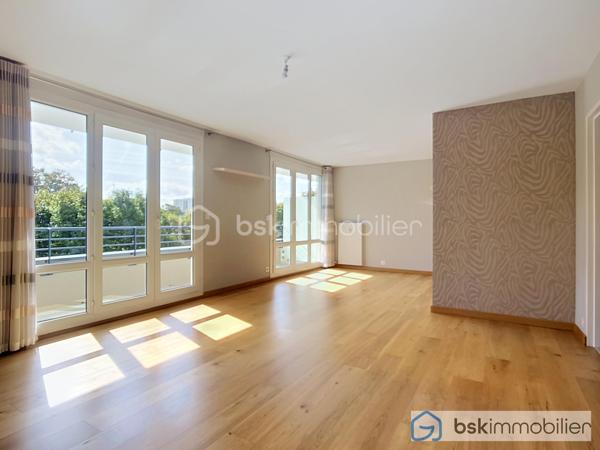 À découvrir sans tarder ! 🏡

Situé au 3ᵉ étage, ce superbe appartement vous séduira par son bel espace de vie salon/salle à manger, sa cuisine entièrement équipée et sa magnifique vue sur la cathédrale de Reims.

🌙 Côté nuit : 3 chambres, un dressing, une buanderie, une salle de bains et des WC indépendants.

🌿 Une agréable terrasse vient compléter ce bien, ainsi qu’une cave.

❤️ Les + : secteur recherché de Courlancy, 3 chambres, terrasse, vue cathédrale et beaux volumes.