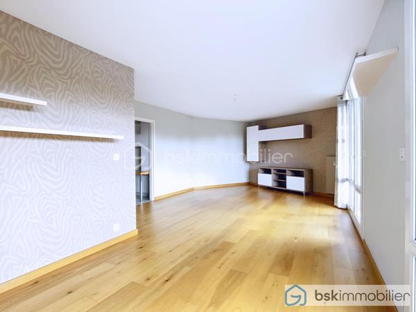 À découvrir sans tarder ! 🏡

Situé au 3ᵉ étage, ce superbe appartement vous séduira par son bel espace de vie salon/salle à manger, sa cuisine entièrement équipée et sa magnifique vue sur la cathédrale de Reims.

🌙 Côté nuit : 3 chambres, un dressing, une buanderie, une salle de bains et des WC indépendants.

🌿 Une agréable terrasse vient compléter ce bien, ainsi qu’une cave.

❤️ Les + : secteur recherché de Courlancy, 3 chambres, terrasse, vue cathédrale et beaux volumes.