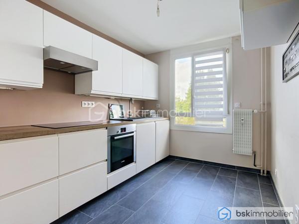 À découvrir sans tarder ! 🏡

Situé au 3ᵉ étage, ce superbe appartement vous séduira par son bel espace de vie salon/salle à manger, sa cuisine entièrement équipée et sa magnifique vue sur la cathédrale de Reims.

🌙 Côté nuit : 3 chambres, un dressing, une buanderie, une salle de bains et des WC indépendants.

🌿 Une agréable terrasse vient compléter ce bien, ainsi qu’une cave.

❤️ Les + : secteur recherché de Courlancy, 3 chambres, terrasse, vue cathédrale et beaux volumes.