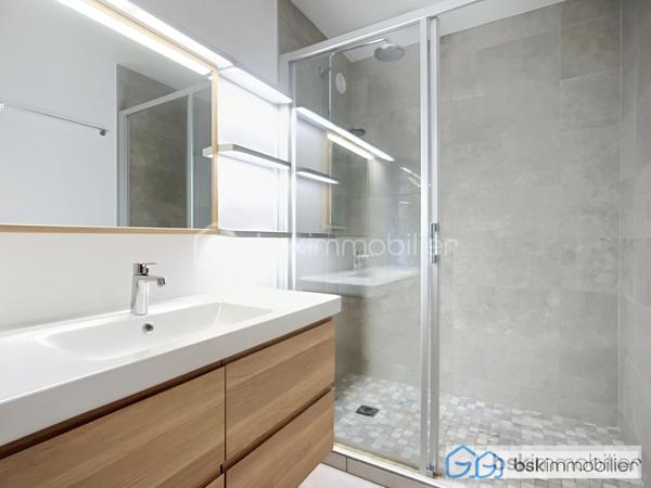 À découvrir sans tarder ! 🏡

Situé au 3ᵉ étage, ce superbe appartement vous séduira par son bel espace de vie salon/salle à manger, sa cuisine entièrement équipée et sa magnifique vue sur la cathédrale de Reims.

🌙 Côté nuit : 3 chambres, un dressing, une buanderie, une salle de bains et des WC indépendants.

🌿 Une agréable terrasse vient compléter ce bien, ainsi qu’une cave.

❤️ Les + : secteur recherché de Courlancy, 3 chambres, terrasse, vue cathédrale et beaux volumes.
