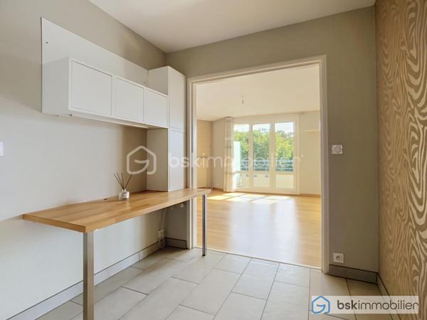 À découvrir sans tarder ! 🏡

Situé au 3ᵉ étage, ce superbe appartement vous séduira par son bel espace de vie salon/salle à manger, sa cuisine entièrement équipée et sa magnifique vue sur la cathédrale de Reims.

🌙 Côté nuit : 3 chambres, un dressing, une buanderie, une salle de bains et des WC indépendants.

🌿 Une agréable terrasse vient compléter ce bien, ainsi qu’une cave.

❤️ Les + : secteur recherché de Courlancy, 3 chambres, terrasse, vue cathédrale et beaux volumes.
