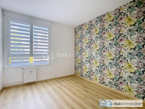 À découvrir sans tarder ! 🏡

Situé au 3ᵉ étage, ce superbe appartement vous séduira par son bel espace de vie salon/salle à manger, sa cuisine entièrement équipée et sa magnifique vue sur la cathédrale de Reims.

🌙 Côté nuit : 3 chambres, un dressing, une buanderie, une salle de bains et des WC indépendants.

🌿 Une agréable terrasse vient compléter ce bien, ainsi qu’une cave.

❤️ Les + : secteur recherché de Courlancy, 3 chambres, terrasse, vue cathédrale et beaux volumes.
