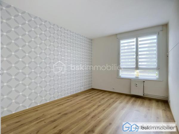 À découvrir sans tarder ! 🏡

Situé au 3ᵉ étage, ce superbe appartement vous séduira par son bel espace de vie salon/salle à manger, sa cuisine entièrement équipée et sa magnifique vue sur la cathédrale de Reims.

🌙 Côté nuit : 3 chambres, un dressing, une buanderie, une salle de bains et des WC indépendants.

🌿 Une agréable terrasse vient compléter ce bien, ainsi qu’une cave.

❤️ Les + : secteur recherché de Courlancy, 3 chambres, terrasse, vue cathédrale et beaux volumes.