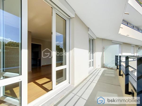 À découvrir sans tarder ! 🏡

Situé au 3ᵉ étage, ce superbe appartement vous séduira par son bel espace de vie salon/salle à manger, sa cuisine entièrement équipée et sa magnifique vue sur la cathédrale de Reims.

🌙 Côté nuit : 3 chambres, un dressing, une buanderie, une salle de bains et des WC indépendants.

🌿 Une agréable terrasse vient compléter ce bien, ainsi qu’une cave.

❤️ Les + : secteur recherché de Courlancy, 3 chambres, terrasse, vue cathédrale et beaux volumes.