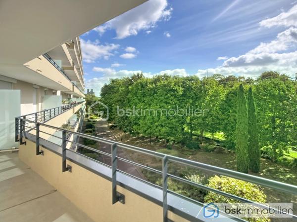 À découvrir sans tarder ! 🏡

Situé au 3ᵉ étage, ce superbe appartement vous séduira par son bel espace de vie salon/salle à manger, sa cuisine entièrement équipée et sa magnifique vue sur la cathédrale de Reims.

🌙 Côté nuit : 3 chambres, un dressing, une buanderie, une salle de bains et des WC indépendants.

🌿 Une agréable terrasse vient compléter ce bien, ainsi qu’une cave.

❤️ Les + : secteur recherché de Courlancy, 3 chambres, terrasse, vue cathédrale et beaux volumes.