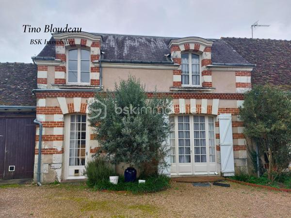 **Baisse de prix ! ** 
Plongez dans le charme authentique du 18ème siècle, au cœur de Limeray, petit village prisé à seulement 10 minutes d’Amboise et des châteaux de la Loire. Un lieu idéal pour savourer l’art de vivre en Touraine, entre patrimoine historique et nature verdoyante.
* La Maison principale
Au rez-de-chaussée, découvrez deux chambres confortables, une salle de bain, un toilette séparé, et surtout un vaste double séjour baigné de lumière, avec ses poutres apparentes, tomettes et cheminée à insert pour des soirées chaleureuses. Enfin, une cuisine fermée et équipée vous offre un espace fonctionnel.
À l’étage, laissez libre cours à votre imagination : deux chambres en enfilade, une salle de bain avec toilette, un bureau et 100m² des combles aménageables avec belle hauteur sous plafond, authentique poutres et tomettes. Un potentiel exceptionnel à révéler !

* Dépendance indépendante
Un véritable cocon comprenant une suite parentale avec salle d’eau récente, toilette et sauna. Pour parfaire cette dépendance, un salon accueillant aux poutres apparentes et tomettes permettra de créer un gite ou location estivale. 

* Extérieur
Une cour intime et entièrement clôturée avec une cave, un garage, et un jardin sans vis-à-vis où la verdure règne en maître. Un havre de paix propice à la quiétude et au bien-être.

** Ses atouts majeurs **
• Caractère authentique et charme préservé.
• Emplacement de choix, au cœur d’un secteur touristique prisé.
• Nombreuses possibilités d’aménagement, et gros potentiel.
• Verdure, intimité et tranquillité absolue.

* Travaux à prévoir
Des travaux sont à envisager pour sublimer cette demeure d’exception. Laissez-vous séduire par son potentiel incroyable !

Ne laissez pas passer cette opportunité unique de devenir propriétaire d’un bien rare au cœur du Val de Loire !