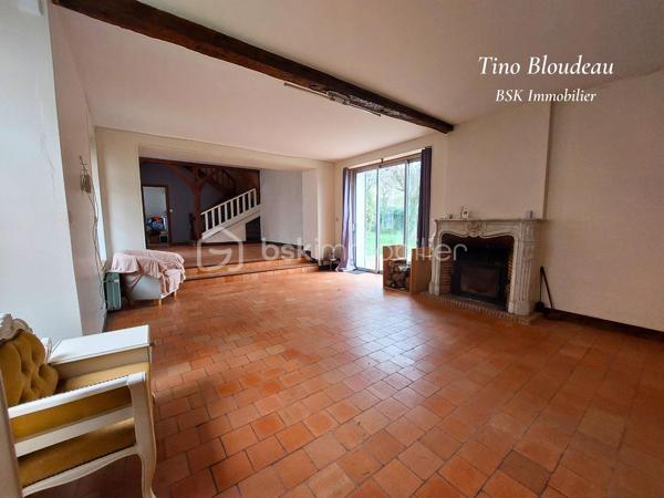 **Baisse de prix ! ** 
Plongez dans le charme authentique du 18ème siècle, au cœur de Limeray, petit village prisé à seulement 10 minutes d’Amboise et des châteaux de la Loire. Un lieu idéal pour savourer l’art de vivre en Touraine, entre patrimoine historique et nature verdoyante.
* La Maison principale
Au rez-de-chaussée, découvrez deux chambres confortables, une salle de bain, un toilette séparé, et surtout un vaste double séjour baigné de lumière, avec ses poutres apparentes, tomettes et cheminée à insert pour des soirées chaleureuses. Enfin, une cuisine fermée et équipée vous offre un espace fonctionnel.
À l’étage, laissez libre cours à votre imagination : deux chambres en enfilade, une salle de bain avec toilette, un bureau et 100m² des combles aménageables avec belle hauteur sous plafond, authentique poutres et tomettes. Un potentiel exceptionnel à révéler !

* Dépendance indépendante
Un véritable cocon comprenant une suite parentale avec salle d’eau récente, toilette et sauna. Pour parfaire cette dépendance, un salon accueillant aux poutres apparentes et tomettes permettra de créer un gite ou location estivale. 

* Extérieur
Une cour intime et entièrement clôturée avec une cave, un garage, et un jardin sans vis-à-vis où la verdure règne en maître. Un havre de paix propice à la quiétude et au bien-être.

** Ses atouts majeurs **
• Caractère authentique et charme préservé.
• Emplacement de choix, au cœur d’un secteur touristique prisé.
• Nombreuses possibilités d’aménagement, et gros potentiel.
• Verdure, intimité et tranquillité absolue.

* Travaux à prévoir
Des travaux sont à envisager pour sublimer cette demeure d’exception. Laissez-vous séduire par son potentiel incroyable !

Ne laissez pas passer cette opportunité unique de devenir propriétaire d’un bien rare au cœur du Val de Loire !
