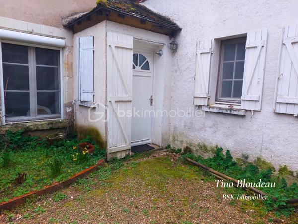 **Baisse de prix ! ** 
Plongez dans le charme authentique du 18ème siècle, au cœur de Limeray, petit village prisé à seulement 10 minutes d’Amboise et des châteaux de la Loire. Un lieu idéal pour savourer l’art de vivre en Touraine, entre patrimoine historique et nature verdoyante.
* La Maison principale
Au rez-de-chaussée, découvrez deux chambres confortables, une salle de bain, un toilette séparé, et surtout un vaste double séjour baigné de lumière, avec ses poutres apparentes, tomettes et cheminée à insert pour des soirées chaleureuses. Enfin, une cuisine fermée et équipée vous offre un espace fonctionnel.
À l’étage, laissez libre cours à votre imagination : deux chambres en enfilade, une salle de bain avec toilette, un bureau et 100m² des combles aménageables avec belle hauteur sous plafond, authentique poutres et tomettes. Un potentiel exceptionnel à révéler !

* Dépendance indépendante
Un véritable cocon comprenant une suite parentale avec salle d’eau récente, toilette et sauna. Pour parfaire cette dépendance, un salon accueillant aux poutres apparentes et tomettes permettra de créer un gite ou location estivale. 

* Extérieur
Une cour intime et entièrement clôturée avec une cave, un garage, et un jardin sans vis-à-vis où la verdure règne en maître. Un havre de paix propice à la quiétude et au bien-être.

** Ses atouts majeurs **
• Caractère authentique et charme préservé.
• Emplacement de choix, au cœur d’un secteur touristique prisé.
• Nombreuses possibilités d’aménagement, et gros potentiel.
• Verdure, intimité et tranquillité absolue.

* Travaux à prévoir
Des travaux sont à envisager pour sublimer cette demeure d’exception. Laissez-vous séduire par son potentiel incroyable !

Ne laissez pas passer cette opportunité unique de devenir propriétaire d’un bien rare au cœur du Val de Loire !