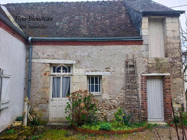 **Baisse de prix ! ** 
Plongez dans le charme authentique du 18ème siècle, au cœur de Limeray, petit village prisé à seulement 10 minutes d’Amboise et des châteaux de la Loire. Un lieu idéal pour savourer l’art de vivre en Touraine, entre patrimoine historique et nature verdoyante.
* La Maison principale
Au rez-de-chaussée, découvrez deux chambres confortables, une salle de bain, un toilette séparé, et surtout un vaste double séjour baigné de lumière, avec ses poutres apparentes, tomettes et cheminée à insert pour des soirées chaleureuses. Enfin, une cuisine fermée et équipée vous offre un espace fonctionnel.
À l’étage, laissez libre cours à votre imagination : deux chambres en enfilade, une salle de bain avec toilette, un bureau et 100m² des combles aménageables avec belle hauteur sous plafond, authentique poutres et tomettes. Un potentiel exceptionnel à révéler !

* Dépendance indépendante
Un véritable cocon comprenant une suite parentale avec salle d’eau récente, toilette et sauna. Pour parfaire cette dépendance, un salon accueillant aux poutres apparentes et tomettes permettra de créer un gite ou location estivale. 

* Extérieur
Une cour intime et entièrement clôturée avec une cave, un garage, et un jardin sans vis-à-vis où la verdure règne en maître. Un havre de paix propice à la quiétude et au bien-être.

** Ses atouts majeurs **
• Caractère authentique et charme préservé.
• Emplacement de choix, au cœur d’un secteur touristique prisé.
• Nombreuses possibilités d’aménagement, et gros potentiel.
• Verdure, intimité et tranquillité absolue.

* Travaux à prévoir
Des travaux sont à envisager pour sublimer cette demeure d’exception. Laissez-vous séduire par son potentiel incroyable !

Ne laissez pas passer cette opportunité unique de devenir propriétaire d’un bien rare au cœur du Val de Loire !