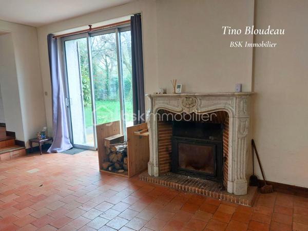 **Baisse de prix ! ** 
Plongez dans le charme authentique du 18ème siècle, au cœur de Limeray, petit village prisé à seulement 10 minutes d’Amboise et des châteaux de la Loire. Un lieu idéal pour savourer l’art de vivre en Touraine, entre patrimoine historique et nature verdoyante.
* La Maison principale
Au rez-de-chaussée, découvrez deux chambres confortables, une salle de bain, un toilette séparé, et surtout un vaste double séjour baigné de lumière, avec ses poutres apparentes, tomettes et cheminée à insert pour des soirées chaleureuses. Enfin, une cuisine fermée et équipée vous offre un espace fonctionnel.
À l’étage, laissez libre cours à votre imagination : deux chambres en enfilade, une salle de bain avec toilette, un bureau et 100m² des combles aménageables avec belle hauteur sous plafond, authentique poutres et tomettes. Un potentiel exceptionnel à révéler !

* Dépendance indépendante
Un véritable cocon comprenant une suite parentale avec salle d’eau récente, toilette et sauna. Pour parfaire cette dépendance, un salon accueillant aux poutres apparentes et tomettes permettra de créer un gite ou location estivale. 

* Extérieur
Une cour intime et entièrement clôturée avec une cave, un garage, et un jardin sans vis-à-vis où la verdure règne en maître. Un havre de paix propice à la quiétude et au bien-être.

** Ses atouts majeurs **
• Caractère authentique et charme préservé.
• Emplacement de choix, au cœur d’un secteur touristique prisé.
• Nombreuses possibilités d’aménagement, et gros potentiel.
• Verdure, intimité et tranquillité absolue.

* Travaux à prévoir
Des travaux sont à envisager pour sublimer cette demeure d’exception. Laissez-vous séduire par son potentiel incroyable !

Ne laissez pas passer cette opportunité unique de devenir propriétaire d’un bien rare au cœur du Val de Loire !