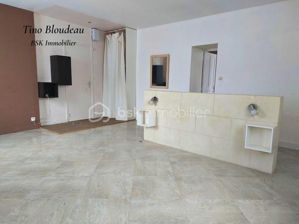 **Baisse de prix ! ** 
Plongez dans le charme authentique du 18ème siècle, au cœur de Limeray, petit village prisé à seulement 10 minutes d’Amboise et des châteaux de la Loire. Un lieu idéal pour savourer l’art de vivre en Touraine, entre patrimoine historique et nature verdoyante.
* La Maison principale
Au rez-de-chaussée, découvrez deux chambres confortables, une salle de bain, un toilette séparé, et surtout un vaste double séjour baigné de lumière, avec ses poutres apparentes, tomettes et cheminée à insert pour des soirées chaleureuses. Enfin, une cuisine fermée et équipée vous offre un espace fonctionnel.
À l’étage, laissez libre cours à votre imagination : deux chambres en enfilade, une salle de bain avec toilette, un bureau et 100m² des combles aménageables avec belle hauteur sous plafond, authentique poutres et tomettes. Un potentiel exceptionnel à révéler !

* Dépendance indépendante
Un véritable cocon comprenant une suite parentale avec salle d’eau récente, toilette et sauna. Pour parfaire cette dépendance, un salon accueillant aux poutres apparentes et tomettes permettra de créer un gite ou location estivale. 

* Extérieur
Une cour intime et entièrement clôturée avec une cave, un garage, et un jardin sans vis-à-vis où la verdure règne en maître. Un havre de paix propice à la quiétude et au bien-être.

** Ses atouts majeurs **
• Caractère authentique et charme préservé.
• Emplacement de choix, au cœur d’un secteur touristique prisé.
• Nombreuses possibilités d’aménagement, et gros potentiel.
• Verdure, intimité et tranquillité absolue.

* Travaux à prévoir
Des travaux sont à envisager pour sublimer cette demeure d’exception. Laissez-vous séduire par son potentiel incroyable !

Ne laissez pas passer cette opportunité unique de devenir propriétaire d’un bien rare au cœur du Val de Loire !