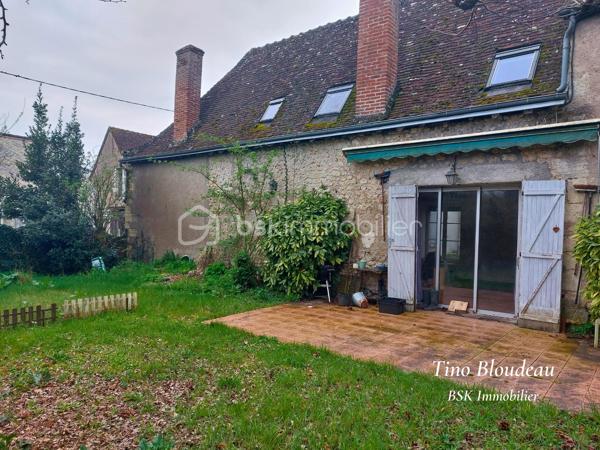 **Baisse de prix ! ** 
Plongez dans le charme authentique du 18ème siècle, au cœur de Limeray, petit village prisé à seulement 10 minutes d’Amboise et des châteaux de la Loire. Un lieu idéal pour savourer l’art de vivre en Touraine, entre patrimoine historique et nature verdoyante.
* La Maison principale
Au rez-de-chaussée, découvrez deux chambres confortables, une salle de bain, un toilette séparé, et surtout un vaste double séjour baigné de lumière, avec ses poutres apparentes, tomettes et cheminée à insert pour des soirées chaleureuses. Enfin, une cuisine fermée et équipée vous offre un espace fonctionnel.
À l’étage, laissez libre cours à votre imagination : deux chambres en enfilade, une salle de bain avec toilette, un bureau et 100m² des combles aménageables avec belle hauteur sous plafond, authentique poutres et tomettes. Un potentiel exceptionnel à révéler !

* Dépendance indépendante
Un véritable cocon comprenant une suite parentale avec salle d’eau récente, toilette et sauna. Pour parfaire cette dépendance, un salon accueillant aux poutres apparentes et tomettes permettra de créer un gite ou location estivale. 

* Extérieur
Une cour intime et entièrement clôturée avec une cave, un garage, et un jardin sans vis-à-vis où la verdure règne en maître. Un havre de paix propice à la quiétude et au bien-être.

** Ses atouts majeurs **
• Caractère authentique et charme préservé.
• Emplacement de choix, au cœur d’un secteur touristique prisé.
• Nombreuses possibilités d’aménagement, et gros potentiel.
• Verdure, intimité et tranquillité absolue.

* Travaux à prévoir
Des travaux sont à envisager pour sublimer cette demeure d’exception. Laissez-vous séduire par son potentiel incroyable !

Ne laissez pas passer cette opportunité unique de devenir propriétaire d’un bien rare au cœur du Val de Loire !