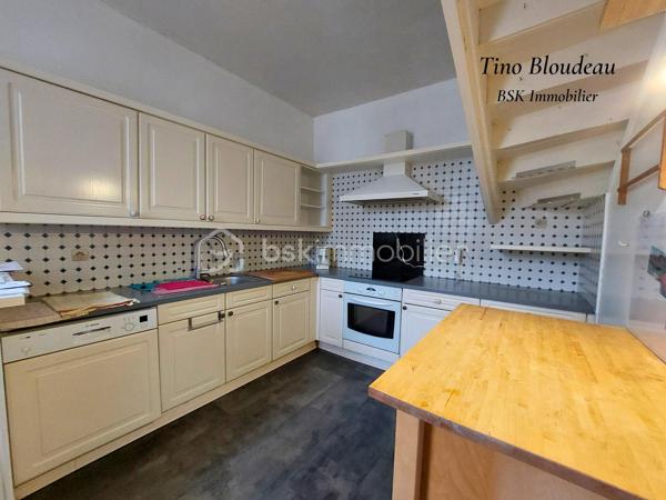 **Baisse de prix ! ** 
Plongez dans le charme authentique du 18ème siècle, au cœur de Limeray, petit village prisé à seulement 10 minutes d’Amboise et des châteaux de la Loire. Un lieu idéal pour savourer l’art de vivre en Touraine, entre patrimoine historique et nature verdoyante.
* La Maison principale
Au rez-de-chaussée, découvrez deux chambres confortables, une salle de bain, un toilette séparé, et surtout un vaste double séjour baigné de lumière, avec ses poutres apparentes, tomettes et cheminée à insert pour des soirées chaleureuses. Enfin, une cuisine fermée et équipée vous offre un espace fonctionnel.
À l’étage, laissez libre cours à votre imagination : deux chambres en enfilade, une salle de bain avec toilette, un bureau et 100m² des combles aménageables avec belle hauteur sous plafond, authentique poutres et tomettes. Un potentiel exceptionnel à révéler !

* Dépendance indépendante
Un véritable cocon comprenant une suite parentale avec salle d’eau récente, toilette et sauna. Pour parfaire cette dépendance, un salon accueillant aux poutres apparentes et tomettes permettra de créer un gite ou location estivale. 

* Extérieur
Une cour intime et entièrement clôturée avec une cave, un garage, et un jardin sans vis-à-vis où la verdure règne en maître. Un havre de paix propice à la quiétude et au bien-être.

** Ses atouts majeurs **
• Caractère authentique et charme préservé.
• Emplacement de choix, au cœur d’un secteur touristique prisé.
• Nombreuses possibilités d’aménagement, et gros potentiel.
• Verdure, intimité et tranquillité absolue.

* Travaux à prévoir
Des travaux sont à envisager pour sublimer cette demeure d’exception. Laissez-vous séduire par son potentiel incroyable !

Ne laissez pas passer cette opportunité unique de devenir propriétaire d’un bien rare au cœur du Val de Loire !