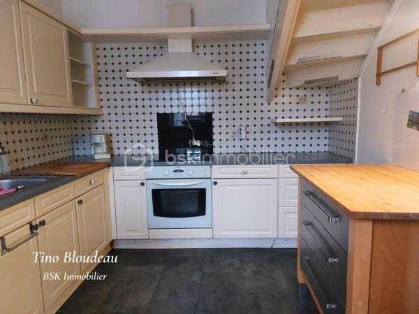 **Baisse de prix ! ** 
Plongez dans le charme authentique du 18ème siècle, au cœur de Limeray, petit village prisé à seulement 10 minutes d’Amboise et des châteaux de la Loire. Un lieu idéal pour savourer l’art de vivre en Touraine, entre patrimoine historique et nature verdoyante.
* La Maison principale
Au rez-de-chaussée, découvrez deux chambres confortables, une salle de bain, un toilette séparé, et surtout un vaste double séjour baigné de lumière, avec ses poutres apparentes, tomettes et cheminée à insert pour des soirées chaleureuses. Enfin, une cuisine fermée et équipée vous offre un espace fonctionnel.
À l’étage, laissez libre cours à votre imagination : deux chambres en enfilade, une salle de bain avec toilette, un bureau et 100m² des combles aménageables avec belle hauteur sous plafond, authentique poutres et tomettes. Un potentiel exceptionnel à révéler !

* Dépendance indépendante
Un véritable cocon comprenant une suite parentale avec salle d’eau récente, toilette et sauna. Pour parfaire cette dépendance, un salon accueillant aux poutres apparentes et tomettes permettra de créer un gite ou location estivale. 

* Extérieur
Une cour intime et entièrement clôturée avec une cave, un garage, et un jardin sans vis-à-vis où la verdure règne en maître. Un havre de paix propice à la quiétude et au bien-être.

** Ses atouts majeurs **
• Caractère authentique et charme préservé.
• Emplacement de choix, au cœur d’un secteur touristique prisé.
• Nombreuses possibilités d’aménagement, et gros potentiel.
• Verdure, intimité et tranquillité absolue.

* Travaux à prévoir
Des travaux sont à envisager pour sublimer cette demeure d’exception. Laissez-vous séduire par son potentiel incroyable !

Ne laissez pas passer cette opportunité unique de devenir propriétaire d’un bien rare au cœur du Val de Loire !