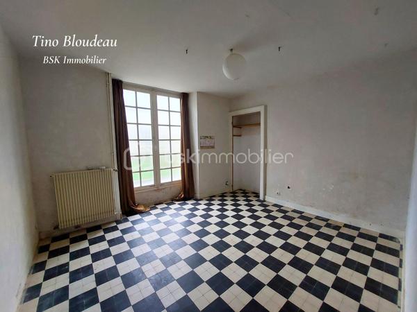 **Baisse de prix ! ** 
Plongez dans le charme authentique du 18ème siècle, au cœur de Limeray, petit village prisé à seulement 10 minutes d’Amboise et des châteaux de la Loire. Un lieu idéal pour savourer l’art de vivre en Touraine, entre patrimoine historique et nature verdoyante.
* La Maison principale
Au rez-de-chaussée, découvrez deux chambres confortables, une salle de bain, un toilette séparé, et surtout un vaste double séjour baigné de lumière, avec ses poutres apparentes, tomettes et cheminée à insert pour des soirées chaleureuses. Enfin, une cuisine fermée et équipée vous offre un espace fonctionnel.
À l’étage, laissez libre cours à votre imagination : deux chambres en enfilade, une salle de bain avec toilette, un bureau et 100m² des combles aménageables avec belle hauteur sous plafond, authentique poutres et tomettes. Un potentiel exceptionnel à révéler !

* Dépendance indépendante
Un véritable cocon comprenant une suite parentale avec salle d’eau récente, toilette et sauna. Pour parfaire cette dépendance, un salon accueillant aux poutres apparentes et tomettes permettra de créer un gite ou location estivale. 

* Extérieur
Une cour intime et entièrement clôturée avec une cave, un garage, et un jardin sans vis-à-vis où la verdure règne en maître. Un havre de paix propice à la quiétude et au bien-être.

** Ses atouts majeurs **
• Caractère authentique et charme préservé.
• Emplacement de choix, au cœur d’un secteur touristique prisé.
• Nombreuses possibilités d’aménagement, et gros potentiel.
• Verdure, intimité et tranquillité absolue.

* Travaux à prévoir
Des travaux sont à envisager pour sublimer cette demeure d’exception. Laissez-vous séduire par son potentiel incroyable !

Ne laissez pas passer cette opportunité unique de devenir propriétaire d’un bien rare au cœur du Val de Loire !