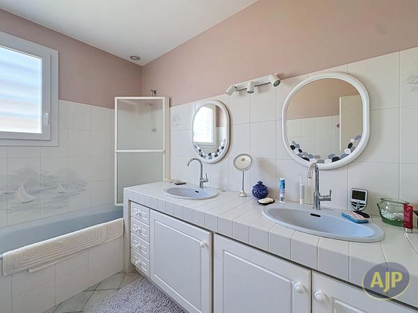 Maison à vendre Challans - 5 pièces, 135m² avec 3 chambre(s) à 364 900€ - AJP Immobilier Challans