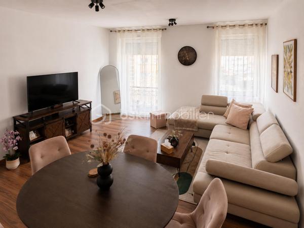 Idéal pour un investisseur à la recherche d'un bien offrant une rentabilité immédiate, cet appartement de 3 pièces est vendu avec un locataire sérieux et fiable en place, garantissant des revenus locatifs dès l'acquisition.

Situé rue d'Illzach à Mulhouse, dans un secteur recherché, à proximité immédiate des commerces, des écoles et des transports en commun, ce bien bénéficie d'un emplacement attractif, apprécié des locataires.

Au sein d'une petite copropriété sans ascenseur de seulement 5 appartements, gérée par un syndic bénévole, cet appartement de 56,31 m², situé au 1er étage, a été entièrement rénové en 2024, limitant ainsi les travaux à prévoir et les dépenses à court terme.

Il comprend une cuisine entièrement équipée, un séjour lumineux, deux chambres, une salle de bain avec WC ainsi qu'une cave.

La chaudière, remplacée en 2019, constitue un atout supplémentaire pour la pérennité de l'investissement.

Revenus locatifs
Appartement vendu loué
Date du Bail : 01/10/2024
Loyer mensuel : 620 € hors charges
Provision sur charges : 50 € par mois

Charges de copropriété comprenant :
Eau froide privative
Électricité des parties communes
Assurance de l'immeuble
Frais de tenue de compte

Les points forts de cet investissement :
Revenus locatifs immédiats
Locataire fiable en place
Appartement entièrement rénové
Petite copropriété avec faibles frais de fonctionnement
Syndicat bénévole
Emplacement recherché, rue d'Illzach, proche de toutes les commodités

Aucun travaux à prévoir

Un bien clé en main, idéal pour développer ou sécuriser un patrimoine immobilier avec une mise en location déjà en place.