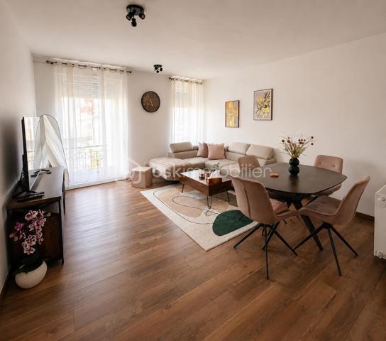 Idéal pour un investisseur à la recherche d'un bien offrant une rentabilité immédiate, cet appartement de 3 pièces est vendu avec un locataire sérieux et fiable en place, garantissant des revenus locatifs dès l'acquisition.

Situé rue d'Illzach à Mulhouse, dans un secteur recherché, à proximité immédiate des commerces, des écoles et des transports en commun, ce bien bénéficie d'un emplacement attractif, apprécié des locataires.

Au sein d'une petite copropriété sans ascenseur de seulement 5 appartements, gérée par un syndic bénévole, cet appartement de 56,31 m², situé au 1er étage, a été entièrement rénové en 2024, limitant ainsi les travaux à prévoir et les dépenses à court terme.

Il comprend une cuisine entièrement équipée, un séjour lumineux, deux chambres, une salle de bain avec WC ainsi qu'une cave.

La chaudière, remplacée en 2019, constitue un atout supplémentaire pour la pérennité de l'investissement.

Revenus locatifs
Appartement vendu loué
Date du Bail : 01/10/2024
Loyer mensuel : 620 € hors charges
Provision sur charges : 50 € par mois

Charges de copropriété comprenant :
Eau froide privative
Électricité des parties communes
Assurance de l'immeuble
Frais de tenue de compte

Les points forts de cet investissement :
Revenus locatifs immédiats
Locataire fiable en place
Appartement entièrement rénové
Petite copropriété avec faibles frais de fonctionnement
Syndicat bénévole
Emplacement recherché, rue d'Illzach, proche de toutes les commodités

Aucun travaux à prévoir

Un bien clé en main, idéal pour développer ou sécuriser un patrimoine immobilier avec une mise en location déjà en place.