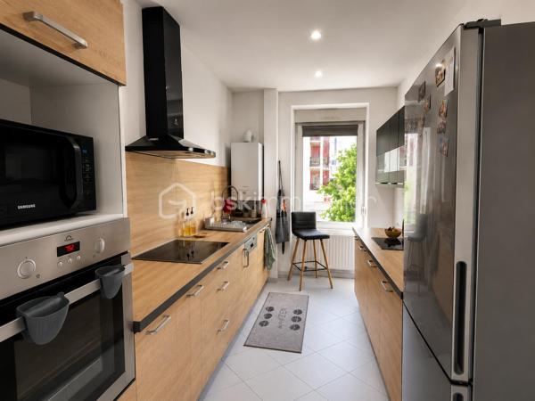 Idéal pour un investisseur à la recherche d'un bien offrant une rentabilité immédiate, cet appartement de 3 pièces est vendu avec un locataire sérieux et fiable en place, garantissant des revenus locatifs dès l'acquisition.

Situé rue d'Illzach à Mulhouse, dans un secteur recherché, à proximité immédiate des commerces, des écoles et des transports en commun, ce bien bénéficie d'un emplacement attractif, apprécié des locataires.

Au sein d'une petite copropriété sans ascenseur de seulement 5 appartements, gérée par un syndic bénévole, cet appartement de 56,31 m², situé au 1er étage, a été entièrement rénové en 2024, limitant ainsi les travaux à prévoir et les dépenses à court terme.

Il comprend une cuisine entièrement équipée, un séjour lumineux, deux chambres, une salle de bain avec WC ainsi qu'une cave.

La chaudière, remplacée en 2019, constitue un atout supplémentaire pour la pérennité de l'investissement.

Revenus locatifs
Appartement vendu loué
Date du Bail : 01/10/2024
Loyer mensuel : 620 € hors charges
Provision sur charges : 50 € par mois

Charges de copropriété comprenant :
Eau froide privative
Électricité des parties communes
Assurance de l'immeuble
Frais de tenue de compte

Les points forts de cet investissement :
Revenus locatifs immédiats
Locataire fiable en place
Appartement entièrement rénové
Petite copropriété avec faibles frais de fonctionnement
Syndicat bénévole
Emplacement recherché, rue d'Illzach, proche de toutes les commodités

Aucun travaux à prévoir

Un bien clé en main, idéal pour développer ou sécuriser un patrimoine immobilier avec une mise en location déjà en place.