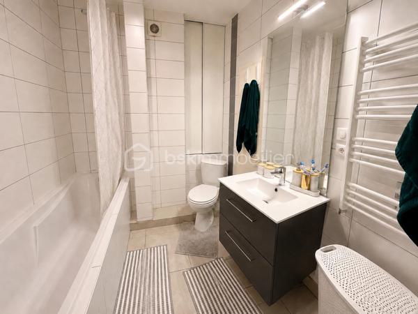 Idéal pour un investisseur à la recherche d'un bien offrant une rentabilité immédiate, cet appartement de 3 pièces est vendu avec un locataire sérieux et fiable en place, garantissant des revenus locatifs dès l'acquisition.

Situé rue d'Illzach à Mulhouse, dans un secteur recherché, à proximité immédiate des commerces, des écoles et des transports en commun, ce bien bénéficie d'un emplacement attractif, apprécié des locataires.

Au sein d'une petite copropriété sans ascenseur de seulement 5 appartements, gérée par un syndic bénévole, cet appartement de 56,31 m², situé au 1er étage, a été entièrement rénové en 2024, limitant ainsi les travaux à prévoir et les dépenses à court terme.

Il comprend une cuisine entièrement équipée, un séjour lumineux, deux chambres, une salle de bain avec WC ainsi qu'une cave.

La chaudière, remplacée en 2019, constitue un atout supplémentaire pour la pérennité de l'investissement.

Revenus locatifs
Appartement vendu loué
Date du Bail : 01/10/2024
Loyer mensuel : 620 € hors charges
Provision sur charges : 50 € par mois

Charges de copropriété comprenant :
Eau froide privative
Électricité des parties communes
Assurance de l'immeuble
Frais de tenue de compte

Les points forts de cet investissement :
Revenus locatifs immédiats
Locataire fiable en place
Appartement entièrement rénové
Petite copropriété avec faibles frais de fonctionnement
Syndicat bénévole
Emplacement recherché, rue d'Illzach, proche de toutes les commodités

Aucun travaux à prévoir

Un bien clé en main, idéal pour développer ou sécuriser un patrimoine immobilier avec une mise en location déjà en place.