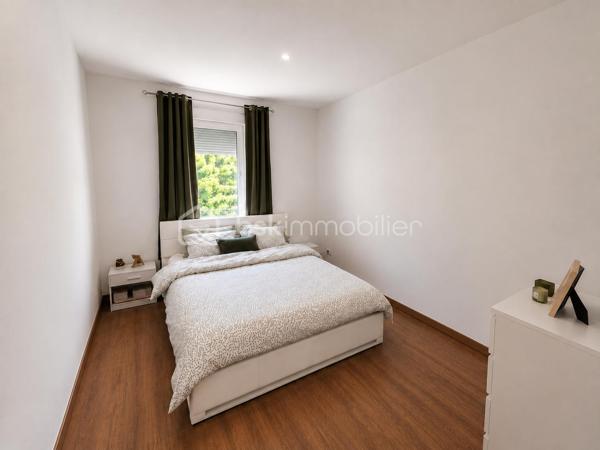 Idéal pour un investisseur à la recherche d'un bien offrant une rentabilité immédiate, cet appartement de 3 pièces est vendu avec un locataire sérieux et fiable en place, garantissant des revenus locatifs dès l'acquisition.

Situé rue d'Illzach à Mulhouse, dans un secteur recherché, à proximité immédiate des commerces, des écoles et des transports en commun, ce bien bénéficie d'un emplacement attractif, apprécié des locataires.

Au sein d'une petite copropriété sans ascenseur de seulement 5 appartements, gérée par un syndic bénévole, cet appartement de 56,31 m², situé au 1er étage, a été entièrement rénové en 2024, limitant ainsi les travaux à prévoir et les dépenses à court terme.

Il comprend une cuisine entièrement équipée, un séjour lumineux, deux chambres, une salle de bain avec WC ainsi qu'une cave.

La chaudière, remplacée en 2019, constitue un atout supplémentaire pour la pérennité de l'investissement.

Revenus locatifs
Appartement vendu loué
Date du Bail : 01/10/2024
Loyer mensuel : 620 € hors charges
Provision sur charges : 50 € par mois

Charges de copropriété comprenant :
Eau froide privative
Électricité des parties communes
Assurance de l'immeuble
Frais de tenue de compte

Les points forts de cet investissement :
Revenus locatifs immédiats
Locataire fiable en place
Appartement entièrement rénové
Petite copropriété avec faibles frais de fonctionnement
Syndicat bénévole
Emplacement recherché, rue d'Illzach, proche de toutes les commodités

Aucun travaux à prévoir

Un bien clé en main, idéal pour développer ou sécuriser un patrimoine immobilier avec une mise en location déjà en place.