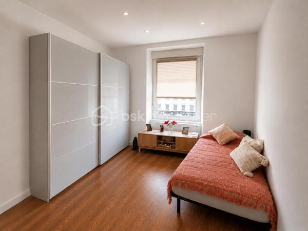 Idéal pour un investisseur à la recherche d'un bien offrant une rentabilité immédiate, cet appartement de 3 pièces est vendu avec un locataire sérieux et fiable en place, garantissant des revenus locatifs dès l'acquisition.

Situé rue d'Illzach à Mulhouse, dans un secteur recherché, à proximité immédiate des commerces, des écoles et des transports en commun, ce bien bénéficie d'un emplacement attractif, apprécié des locataires.

Au sein d'une petite copropriété sans ascenseur de seulement 5 appartements, gérée par un syndic bénévole, cet appartement de 56,31 m², situé au 1er étage, a été entièrement rénové en 2024, limitant ainsi les travaux à prévoir et les dépenses à court terme.

Il comprend une cuisine entièrement équipée, un séjour lumineux, deux chambres, une salle de bain avec WC ainsi qu'une cave.

La chaudière, remplacée en 2019, constitue un atout supplémentaire pour la pérennité de l'investissement.

Revenus locatifs
Appartement vendu loué
Date du Bail : 01/10/2024
Loyer mensuel : 620 € hors charges
Provision sur charges : 50 € par mois

Charges de copropriété comprenant :
Eau froide privative
Électricité des parties communes
Assurance de l'immeuble
Frais de tenue de compte

Les points forts de cet investissement :
Revenus locatifs immédiats
Locataire fiable en place
Appartement entièrement rénové
Petite copropriété avec faibles frais de fonctionnement
Syndicat bénévole
Emplacement recherché, rue d'Illzach, proche de toutes les commodités

Aucun travaux à prévoir

Un bien clé en main, idéal pour développer ou sécuriser un patrimoine immobilier avec une mise en location déjà en place.