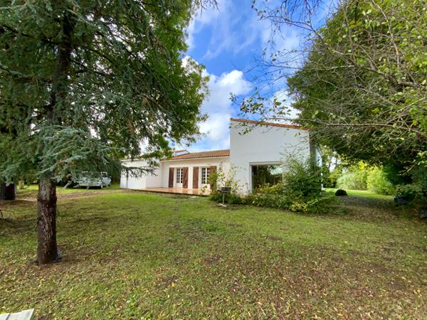 Plain pied avec beau jardin