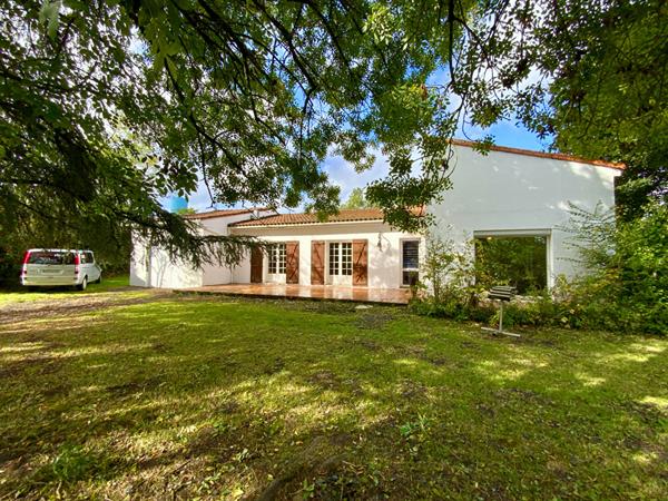 Plain pied avec beau jardin