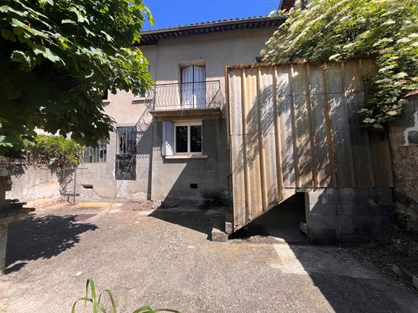 Maison à rénover avec jardin et garage à deux pas des commodités