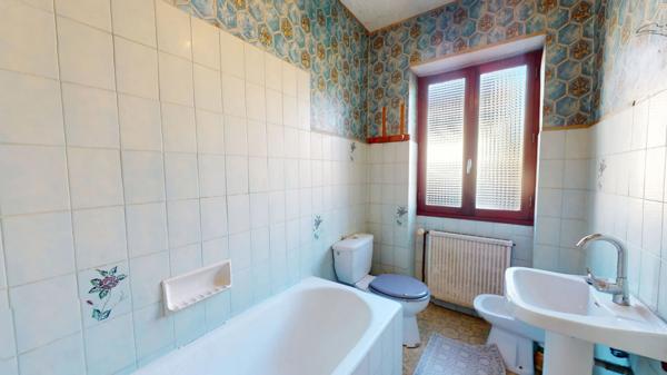 Maison à rénover avec jardin et garage à deux pas des commodités