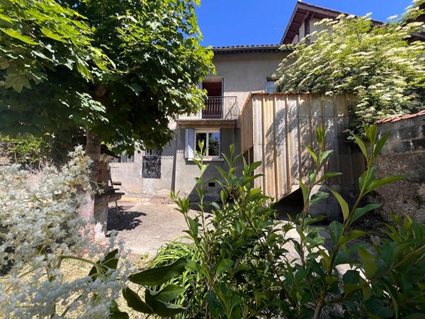 Maison à rénover avec jardin et garage à deux pas des commodités