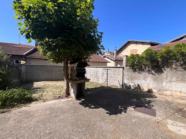 Maison à rénover avec jardin et garage à deux pas des commodités