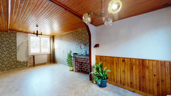 Maison à rénover avec jardin et garage à deux pas des commodités